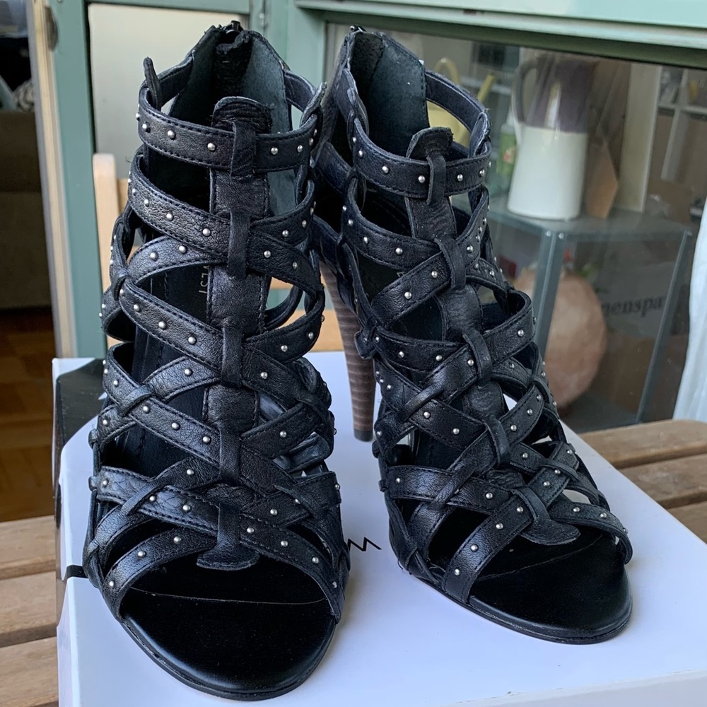 BNIB Nine West ‘Kentaro’ caged sandal. Black with silver studs. Size 8.